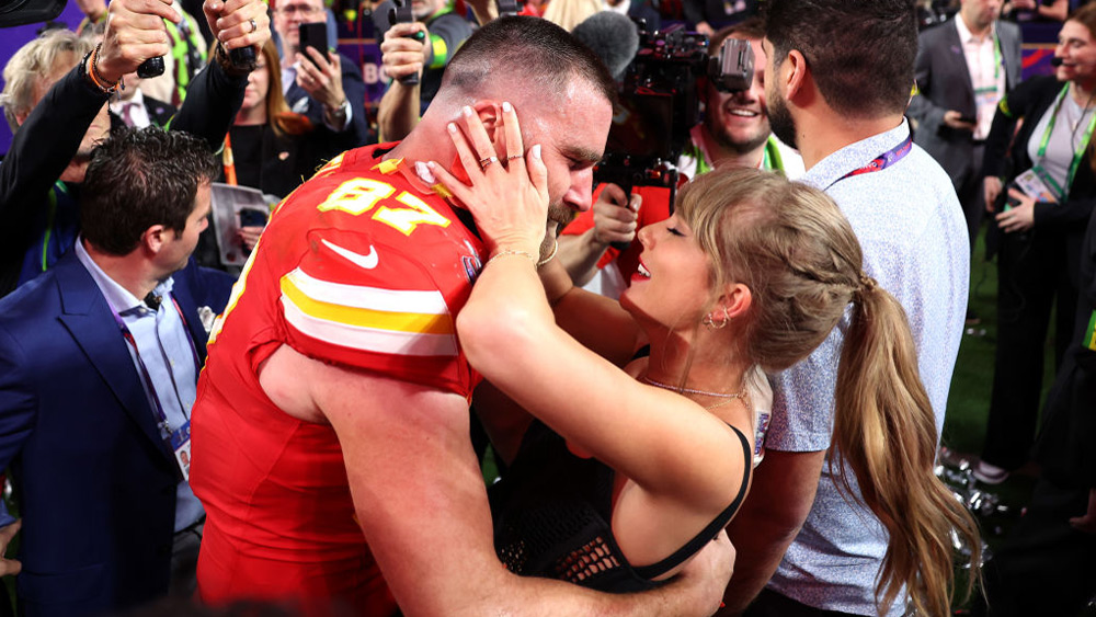 Taylor Swift Shows Up at Arrowhead Stadium to Watch Travis Kelce, Chiefs Face Ravens in NFL Opener 