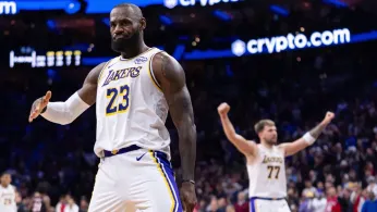 Lebron James' Vintage Performance Leaves Philly Crowd in Awe